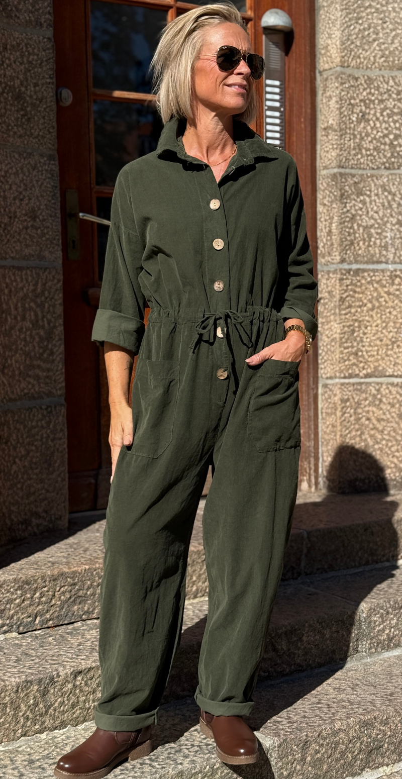 Otilia buksedragt med træknapper og snøre i taljen militare LikeLondon