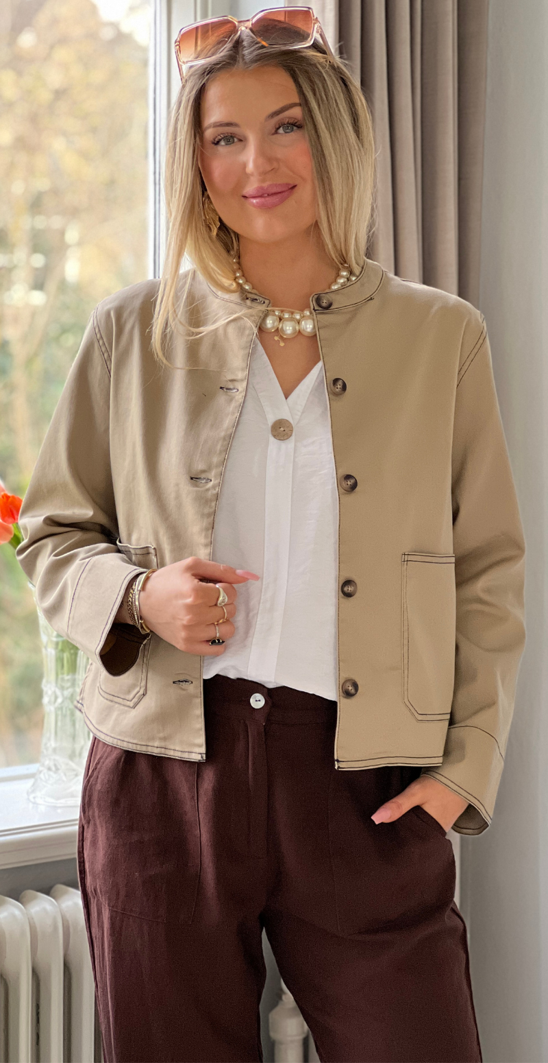 Penny jakke med tydelige stikninger camel LikeLondon