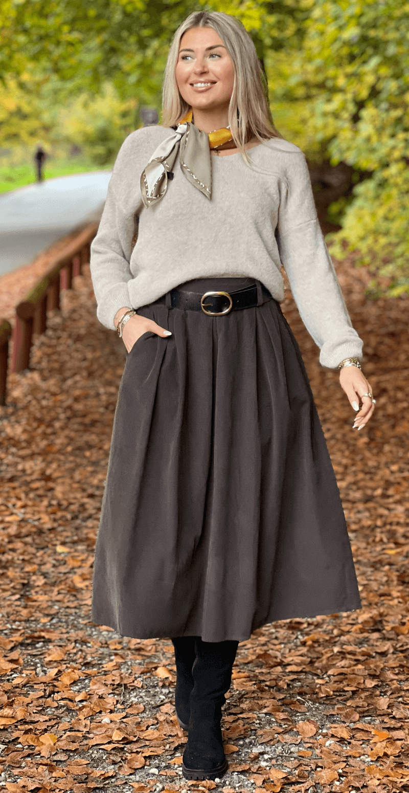 Cara uld strik med V-hals sand LikeLondon