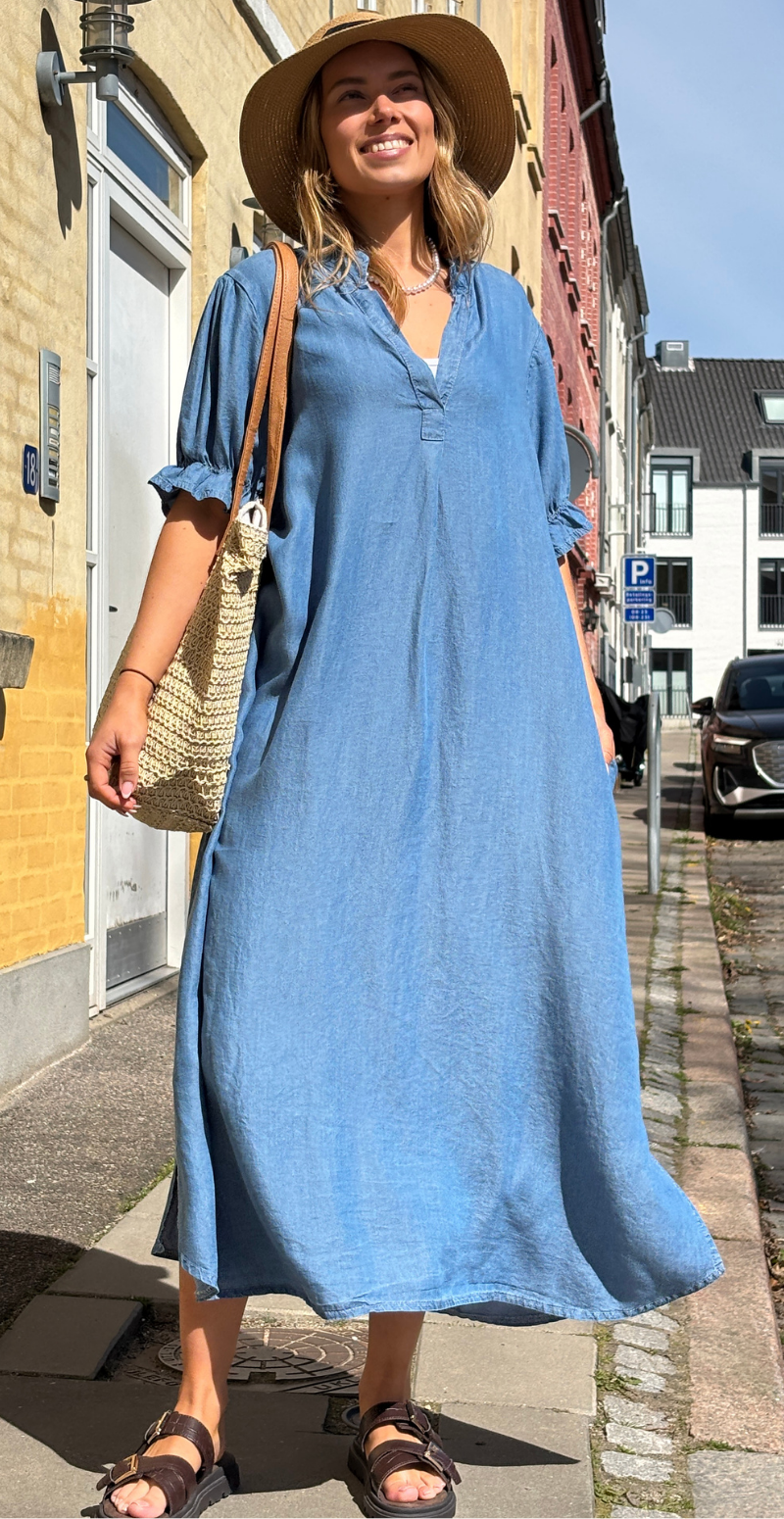 Antali lang kjole med v-hals og puf ved ærmet medium jeans LikeLondon