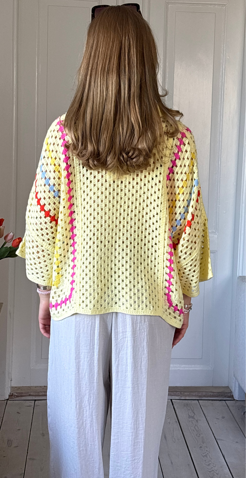 Thelma hæklet bluse med stolpelukning og krave gul LikeLondon