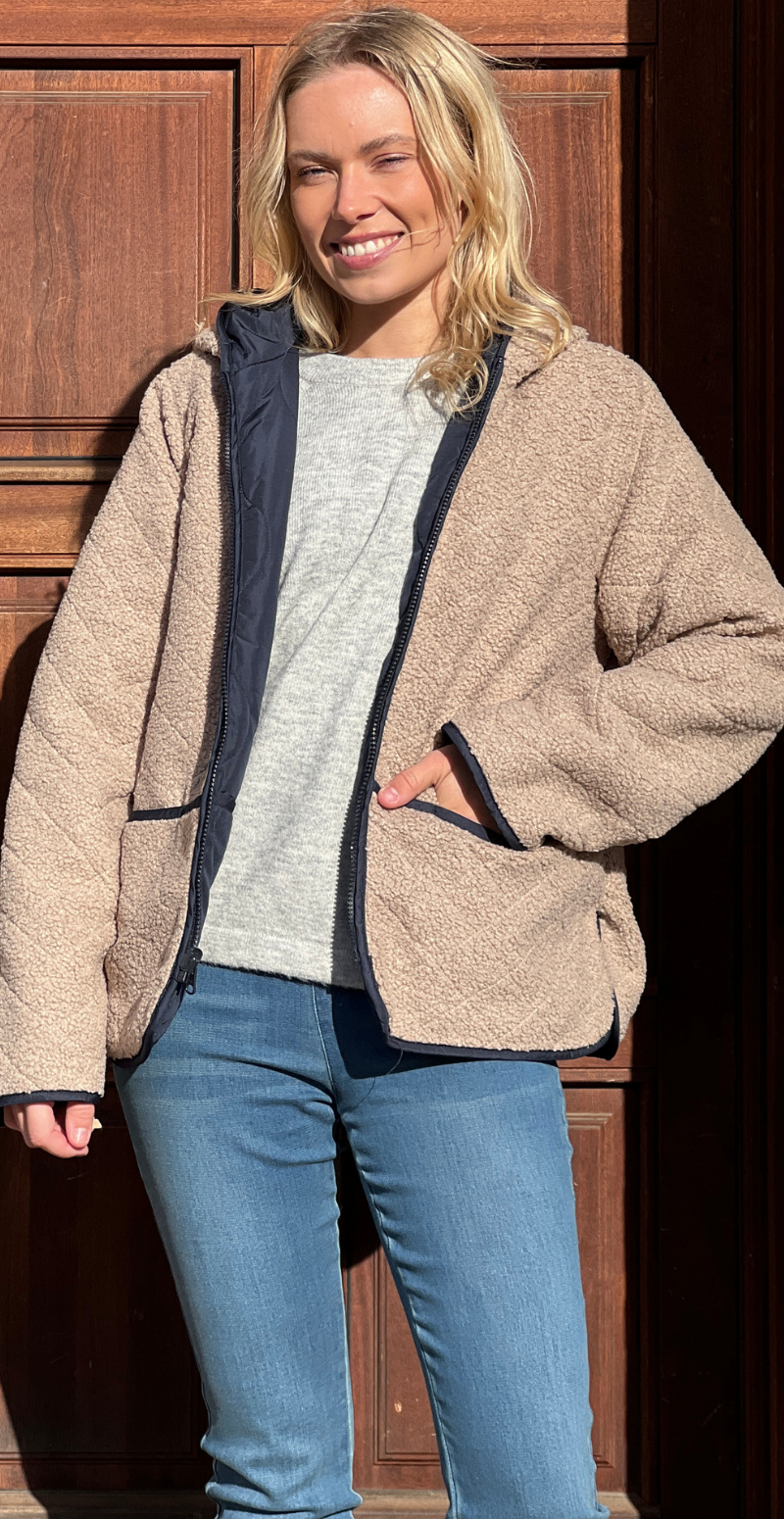 Amara kort vendbar jakke i quiltet og teddylook navy LikeLondon