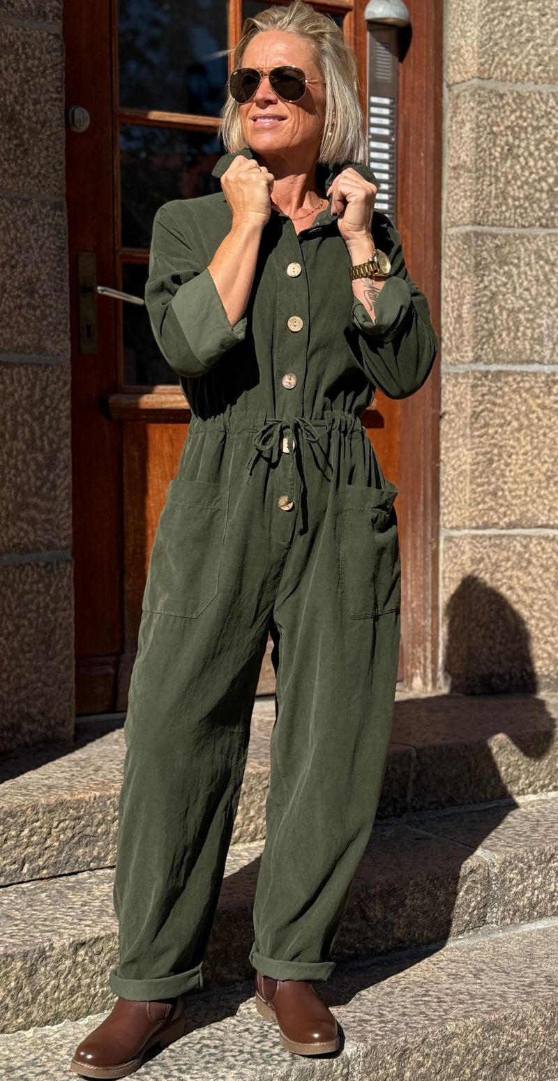 Otilia buksedragt med træknapper og snøre i taljen militare LikeLondon