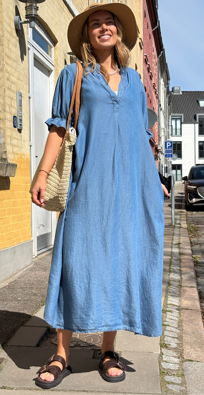 Antali lang kjole med v-hals og puf ved ærmet medium jeans LikeLondon