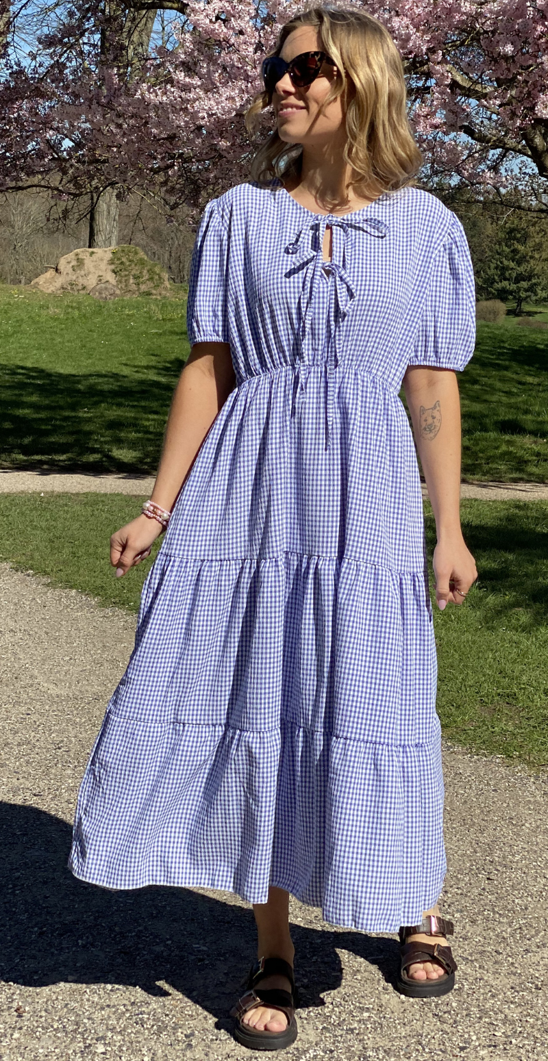 Karla småternet lang kjole med peplum og bindebånd denim LikeLondon