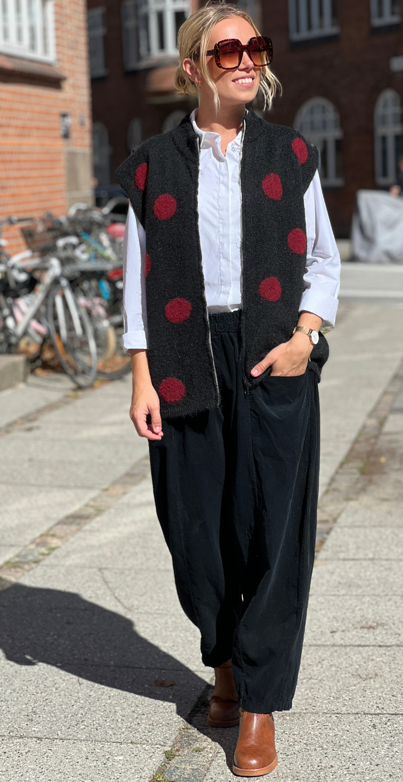 Klara strikvest med prikker og lynlås fortil sort LikeLondon