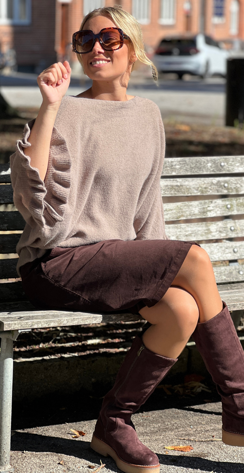 Louise strikbluse i baby alpaca med flæsedetaljer og 3/4 ærmer fango LikeLondon