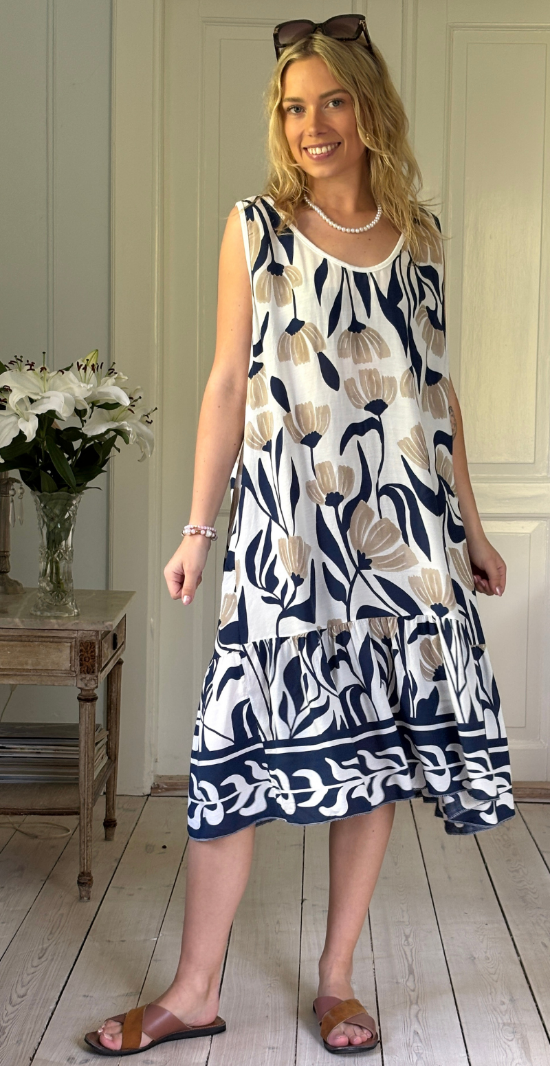 Enrica kjole med brede stropper og blomsterprint navy LikeLondon