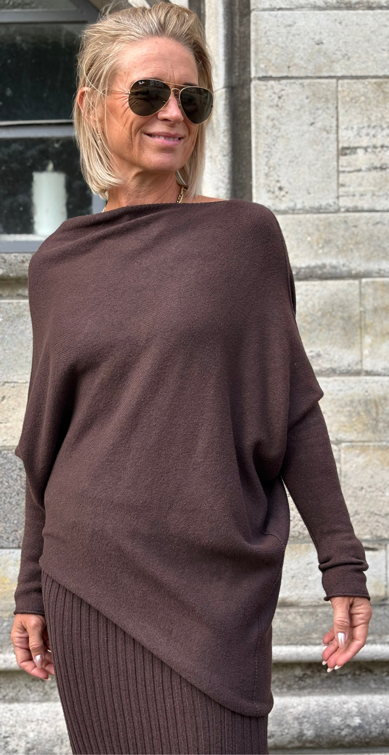 Molly striksæt med rib nederdel og asymetrisk bluse brun LikeLondon
