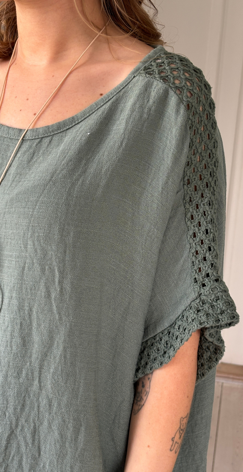 Gladys bluse med kort ærme og hæklede detaljer light militare LikeLondon