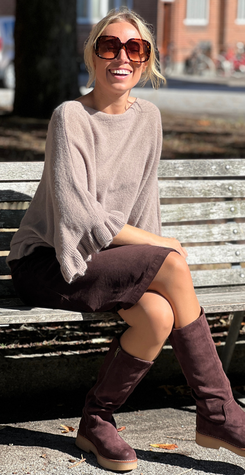 Louise strikbluse i baby alpaca med flæsedetaljer og 3/4 ærmer fango LikeLondon