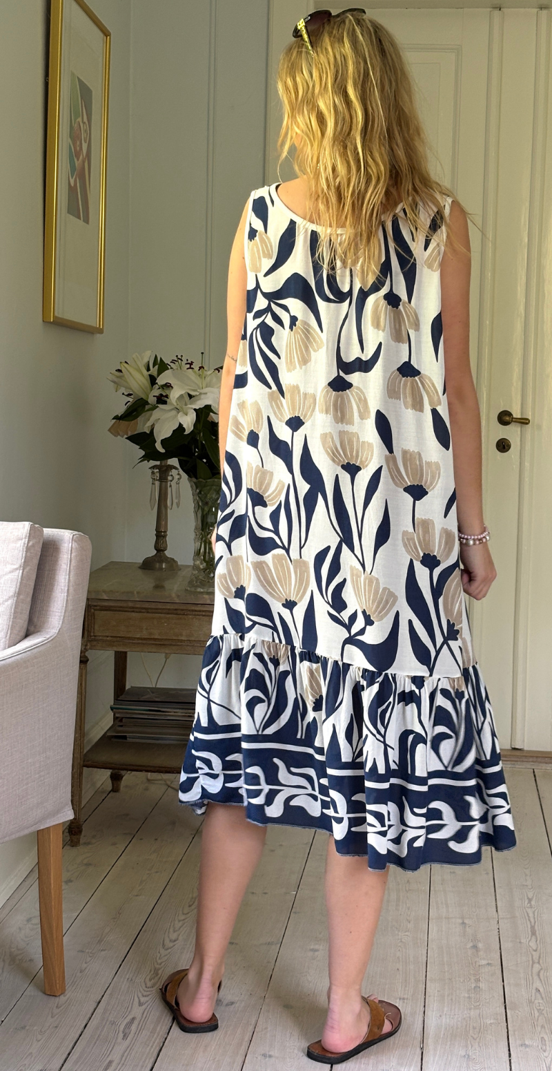 Enrica kjole med brede stropper og blomsterprint navy LikeLondon