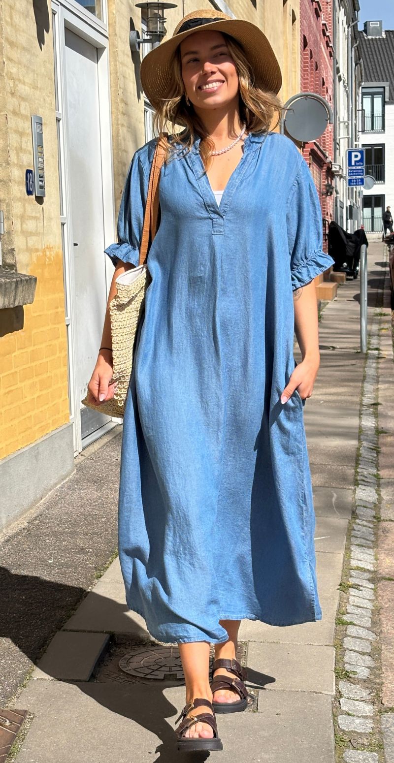 Antali lang kjole med v-hals og puf ved ærmet medium jeans LikeLondon