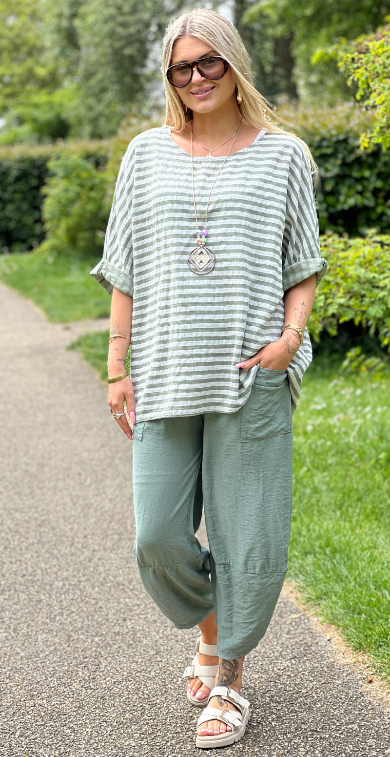 Oline bluse med striber og halskæde khaki LikeLondon