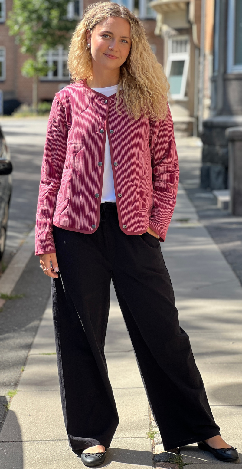 Wilma quiltet jakke med mønster bordeaux LikeLondon