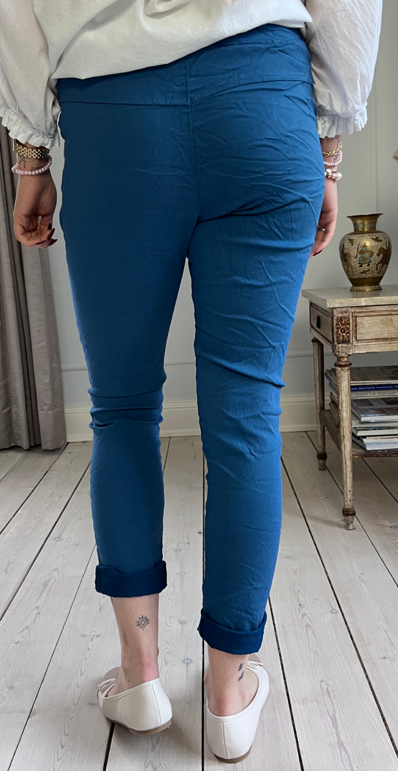 Nora luksus bukser blue pavone LikeLondon