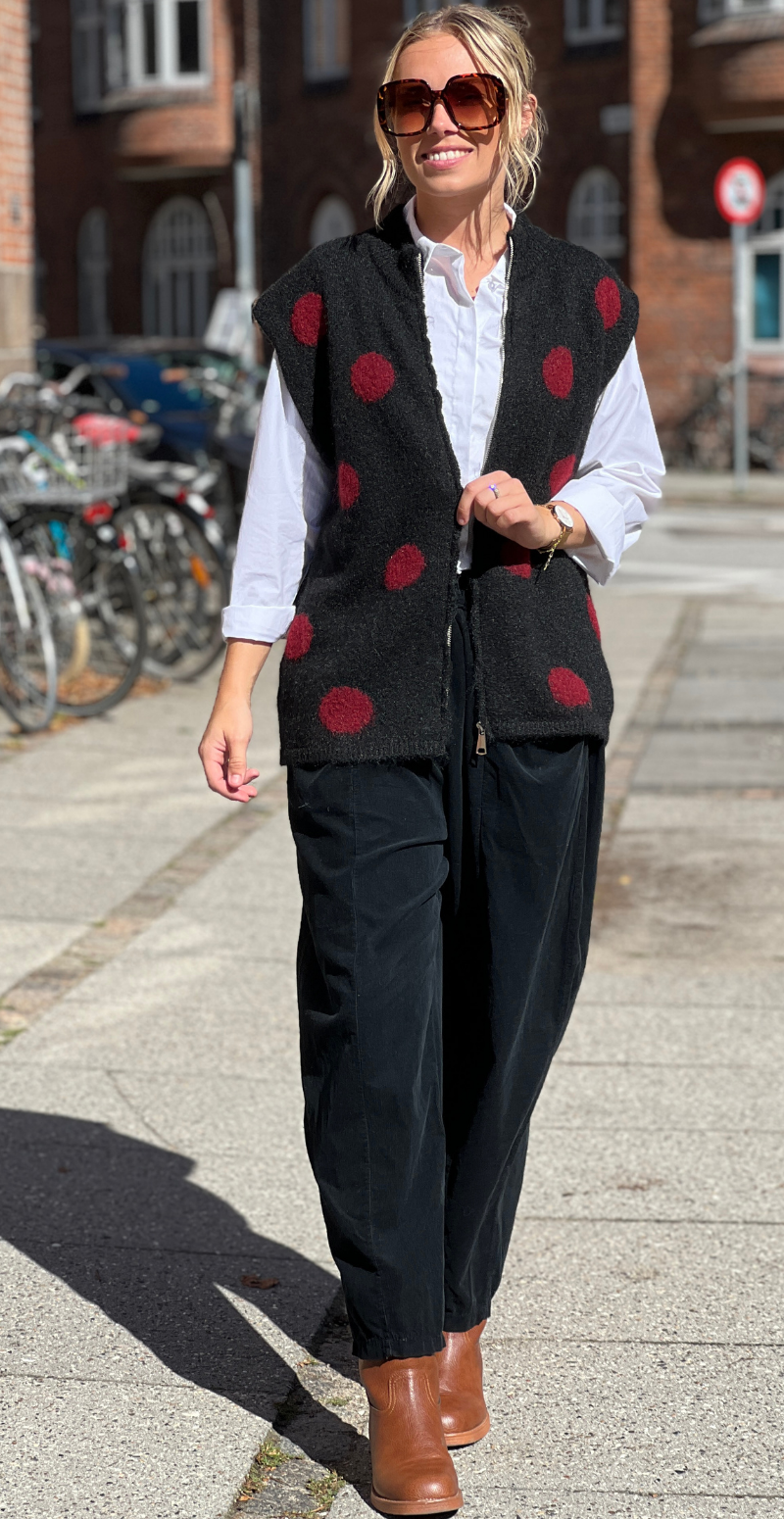 Klara strikvest med prikker og lynlås fortil sort LikeLondon
