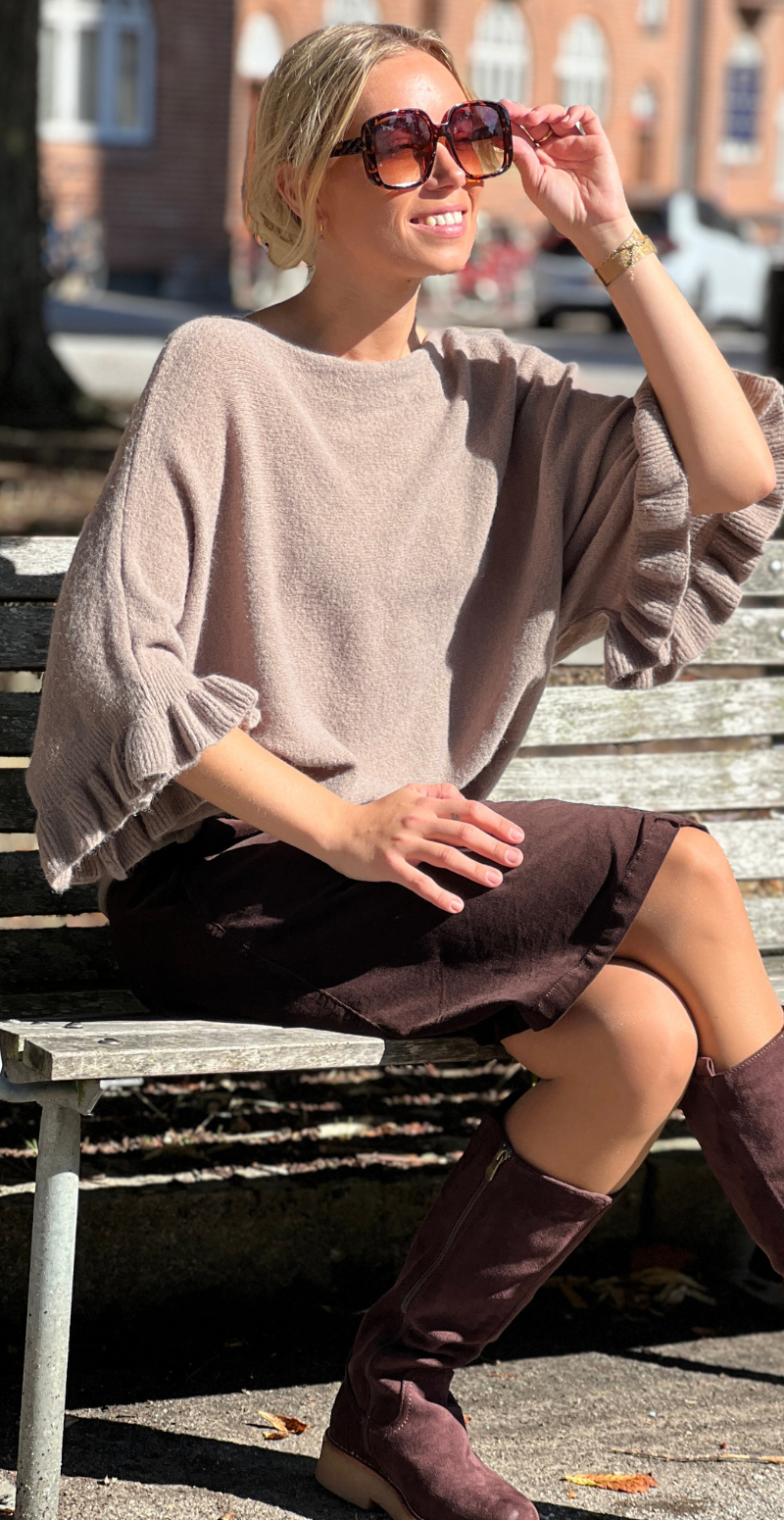 Louise strikbluse i baby alpaca med flæsedetaljer og 3/4 ærmer fango LikeLondon