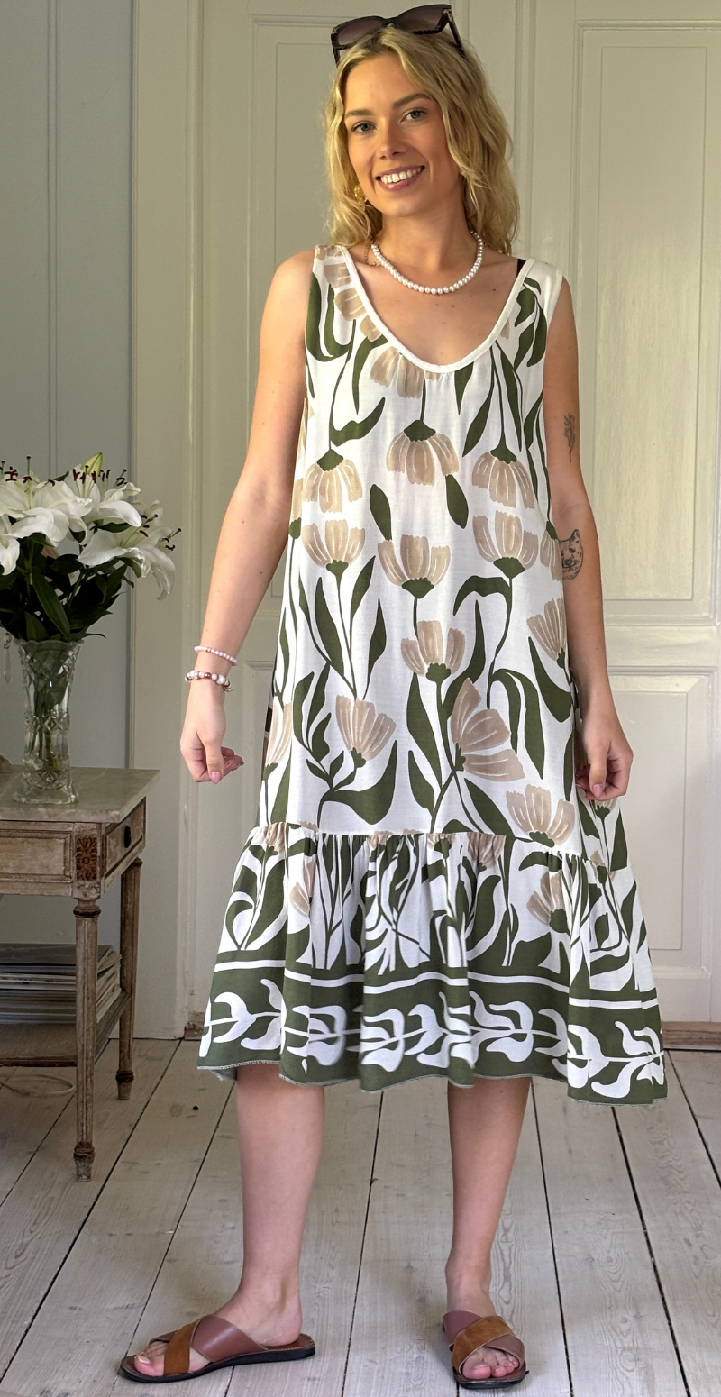 Enrica kjole med brede stropper og blomsterprint khaki LikeLondon