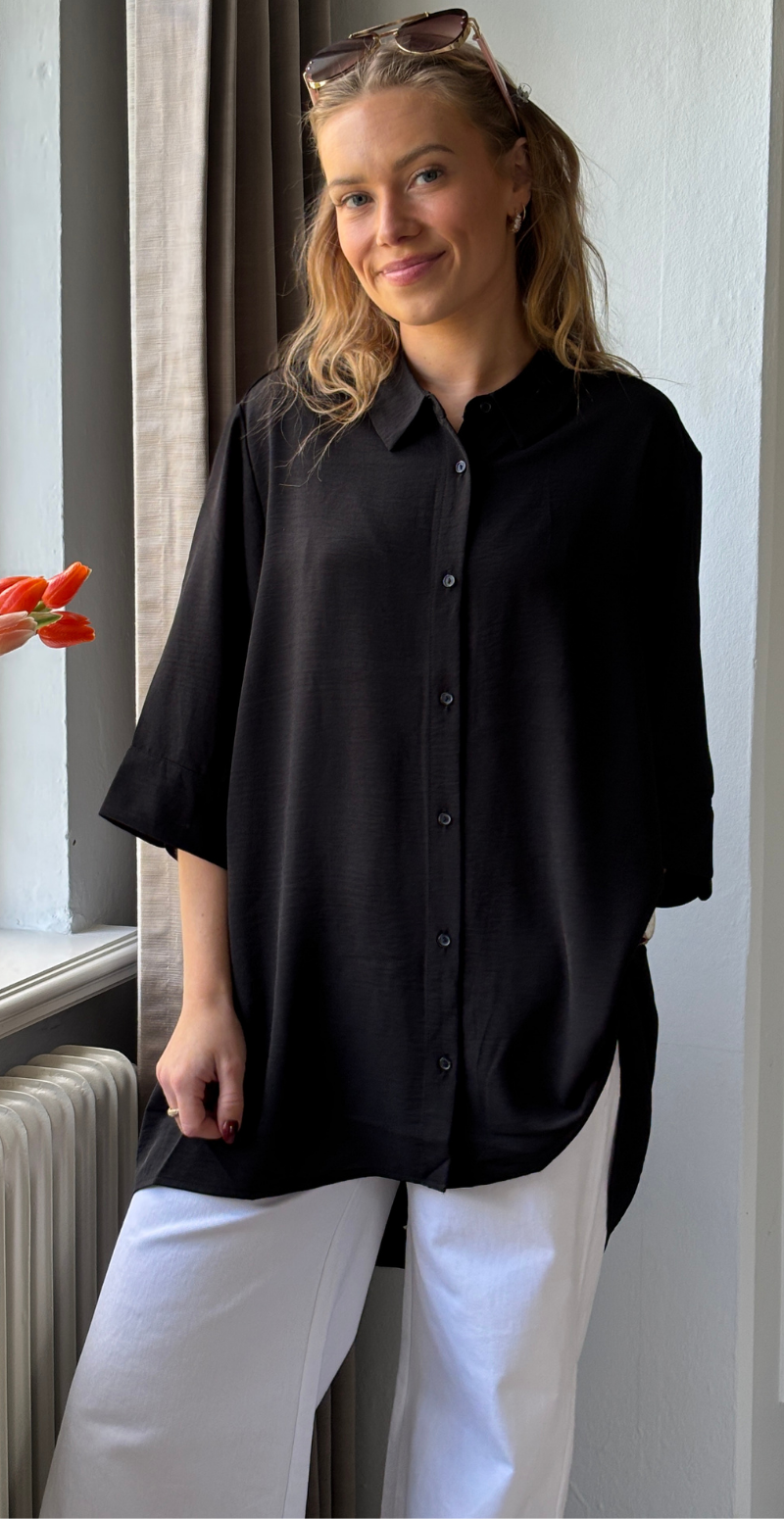Carrie skjortebluse med længde bagtil sort LikeLondon