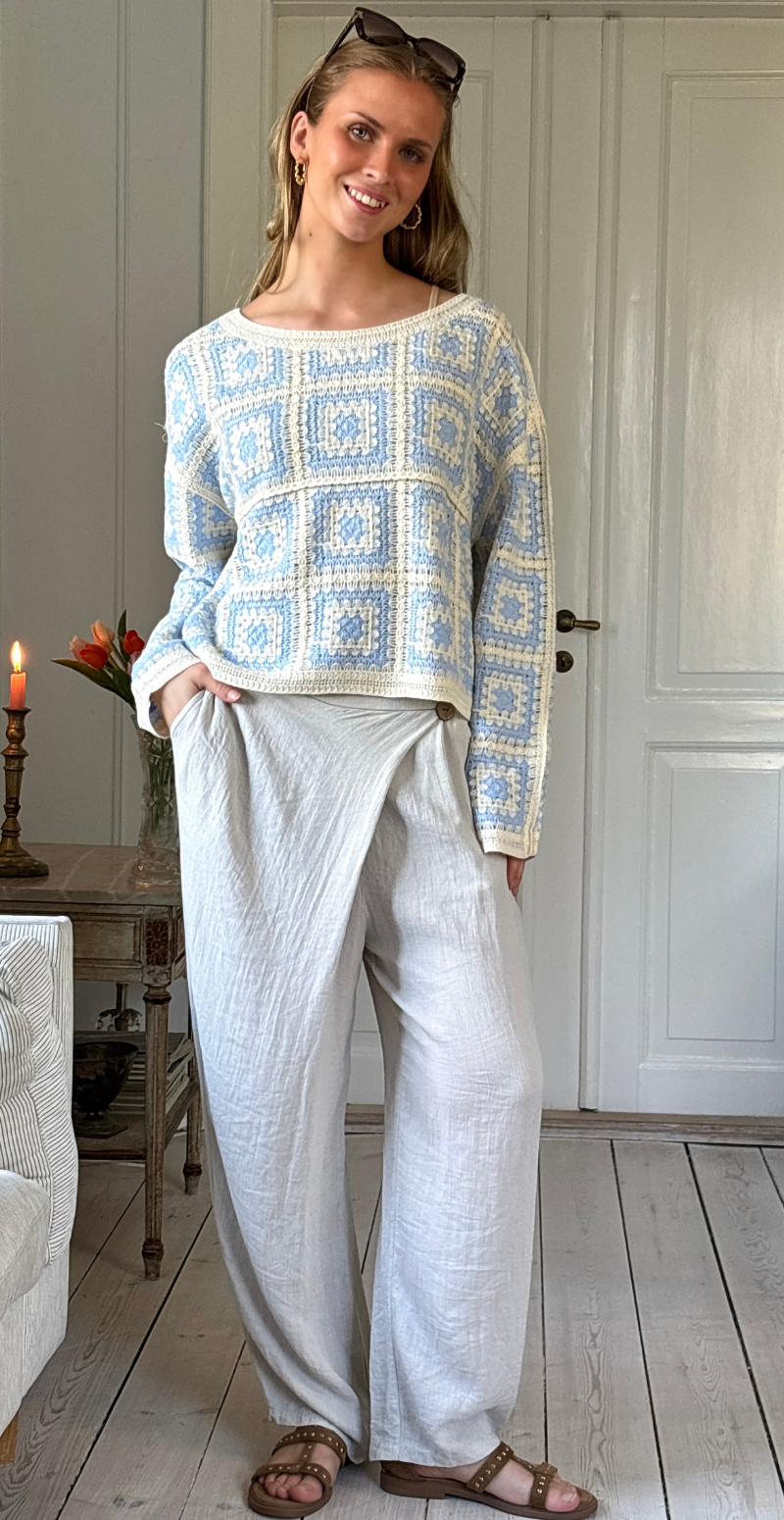 Isolde hæklet patchwork bluse lysblå LikeLondon