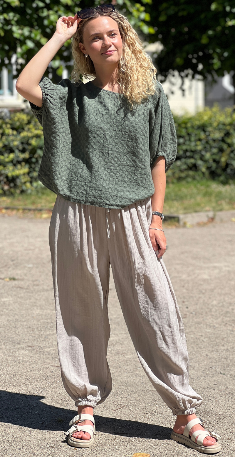 Jessica bluse med små broderede firkanter khaki LikeLondon