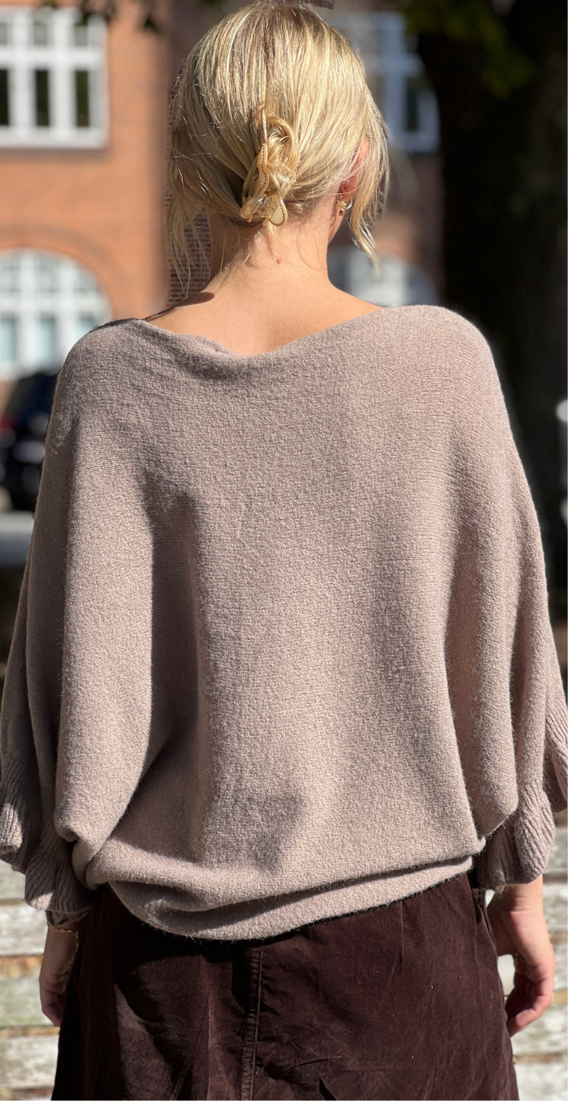 Louise strikbluse i baby alpaca med flæsedetaljer og 3/4 ærmer fango LikeLondon