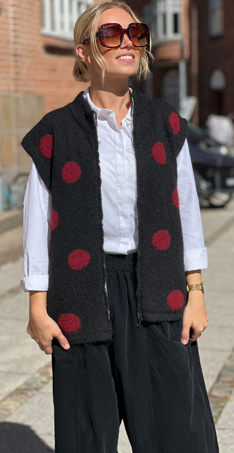 Klara strikvest med prikker og lynlås fortil sort LikeLondon