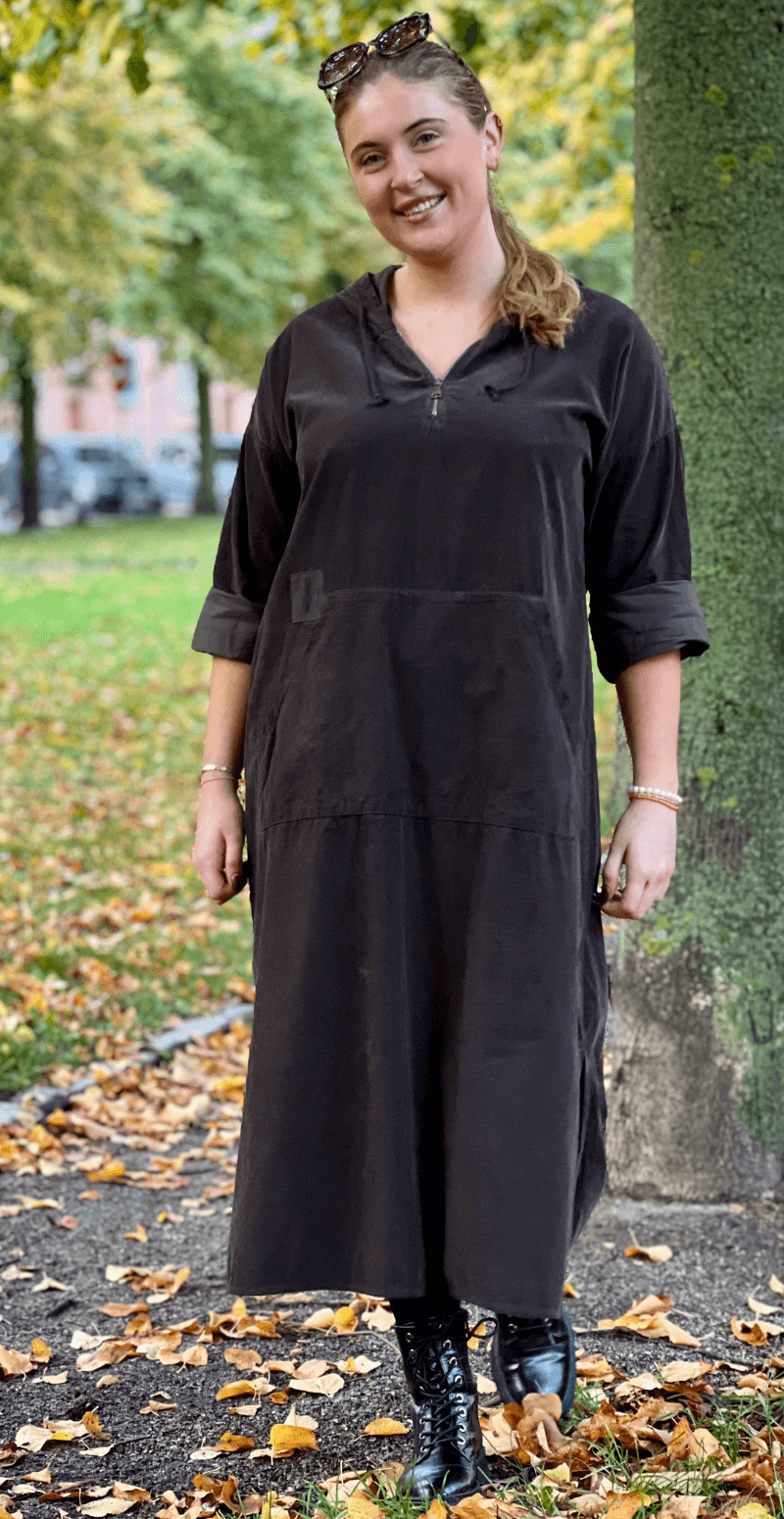 Ena fløjlskjole med hætte og lynlås brun LikeLondon