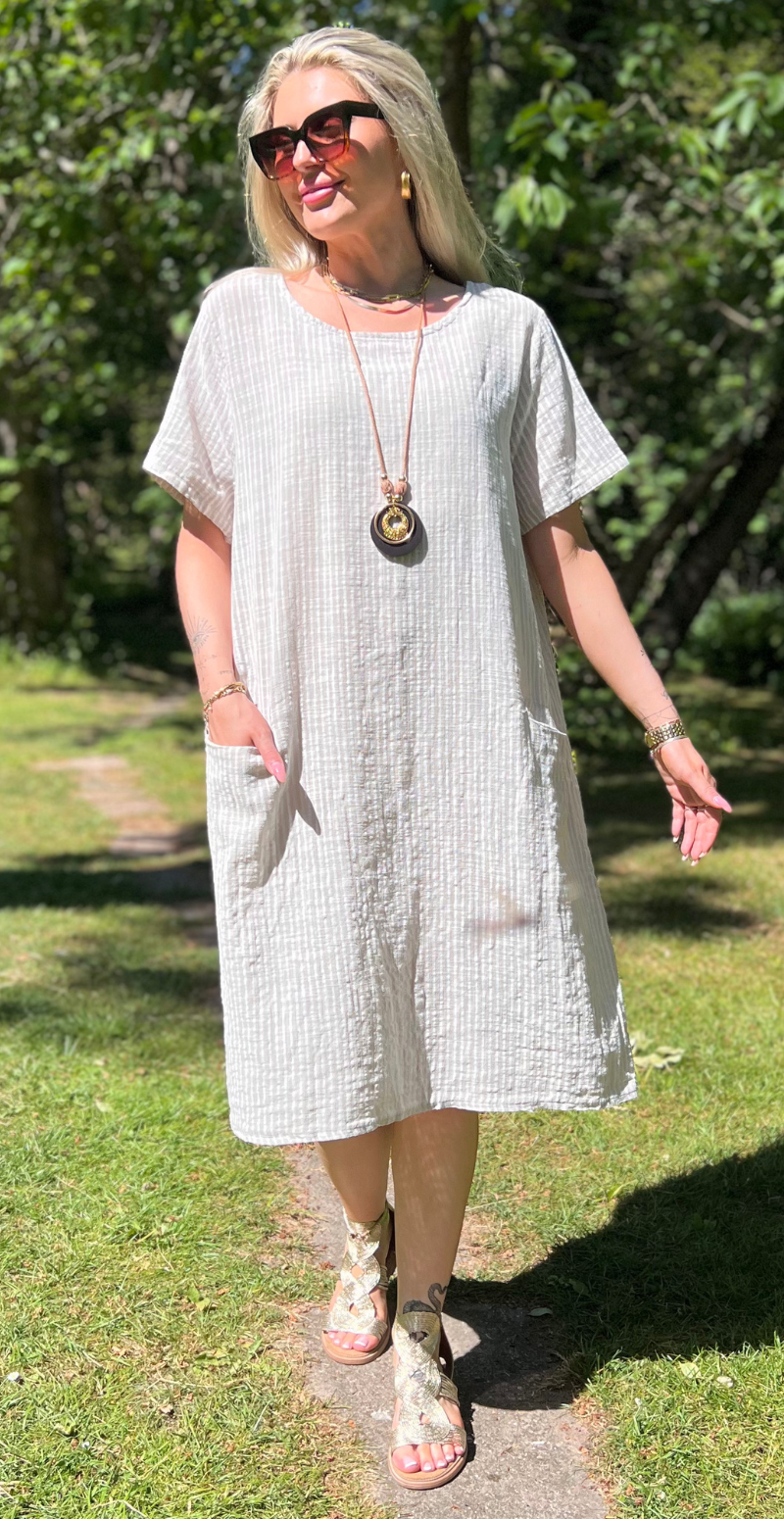 Forudbestilling uge 22 Ragna kjole med striber og lommer beige LikeLondon
