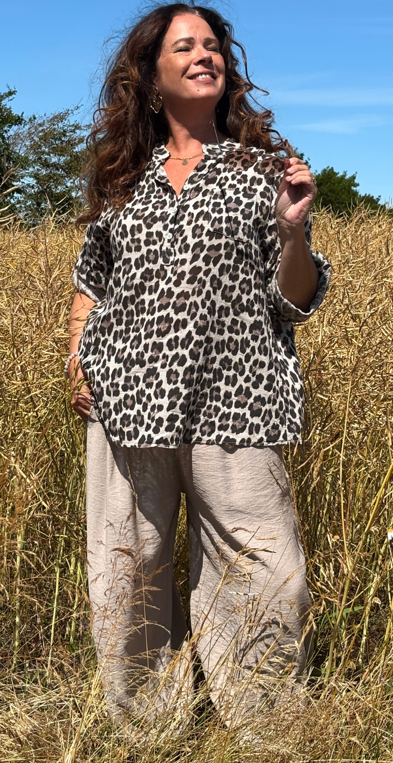 Amira bluse med lille brystlomme og leopardmønster beige LikeLondon