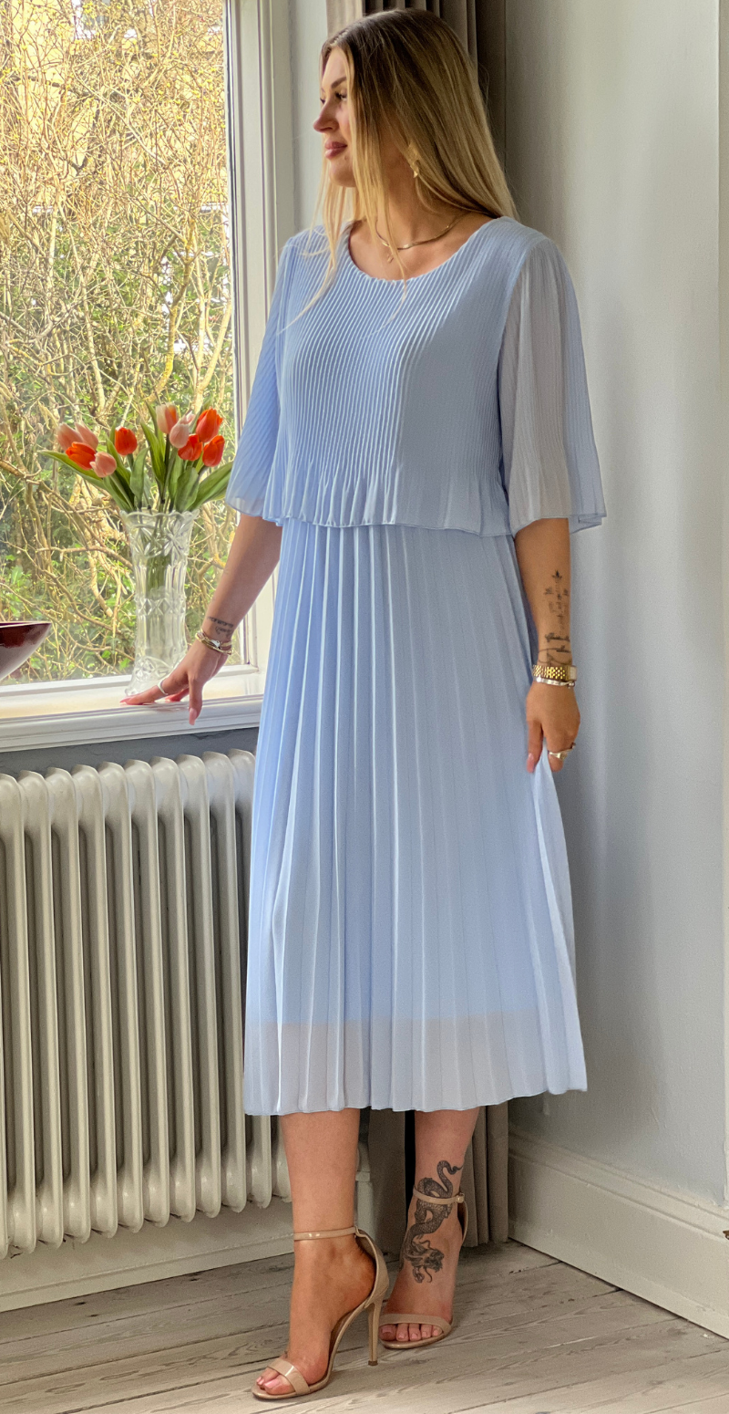 Forudbestil uge 15 Carmen plisseret kjole med elastik i taljen lysblå LikeLondon