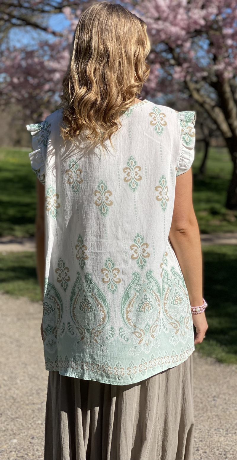 Vita bluse med flæsedetaljer og v-hals mint LikeLondon