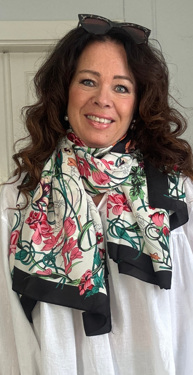 Silketørklæde med blomster og små sommerfugle sort LikeLondon