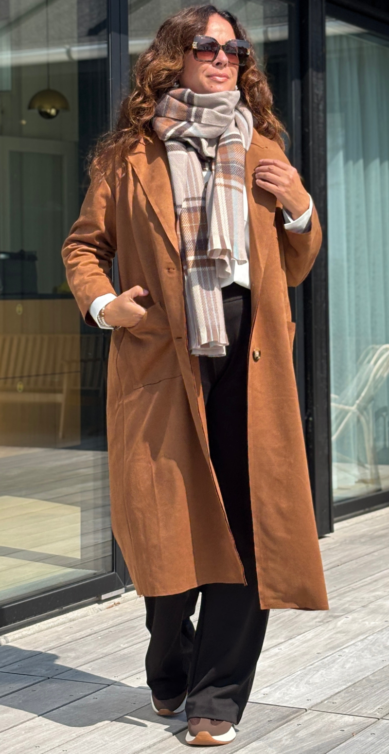 Kamella lang jakke i ruskindslook med knapper camel LikeLondon
