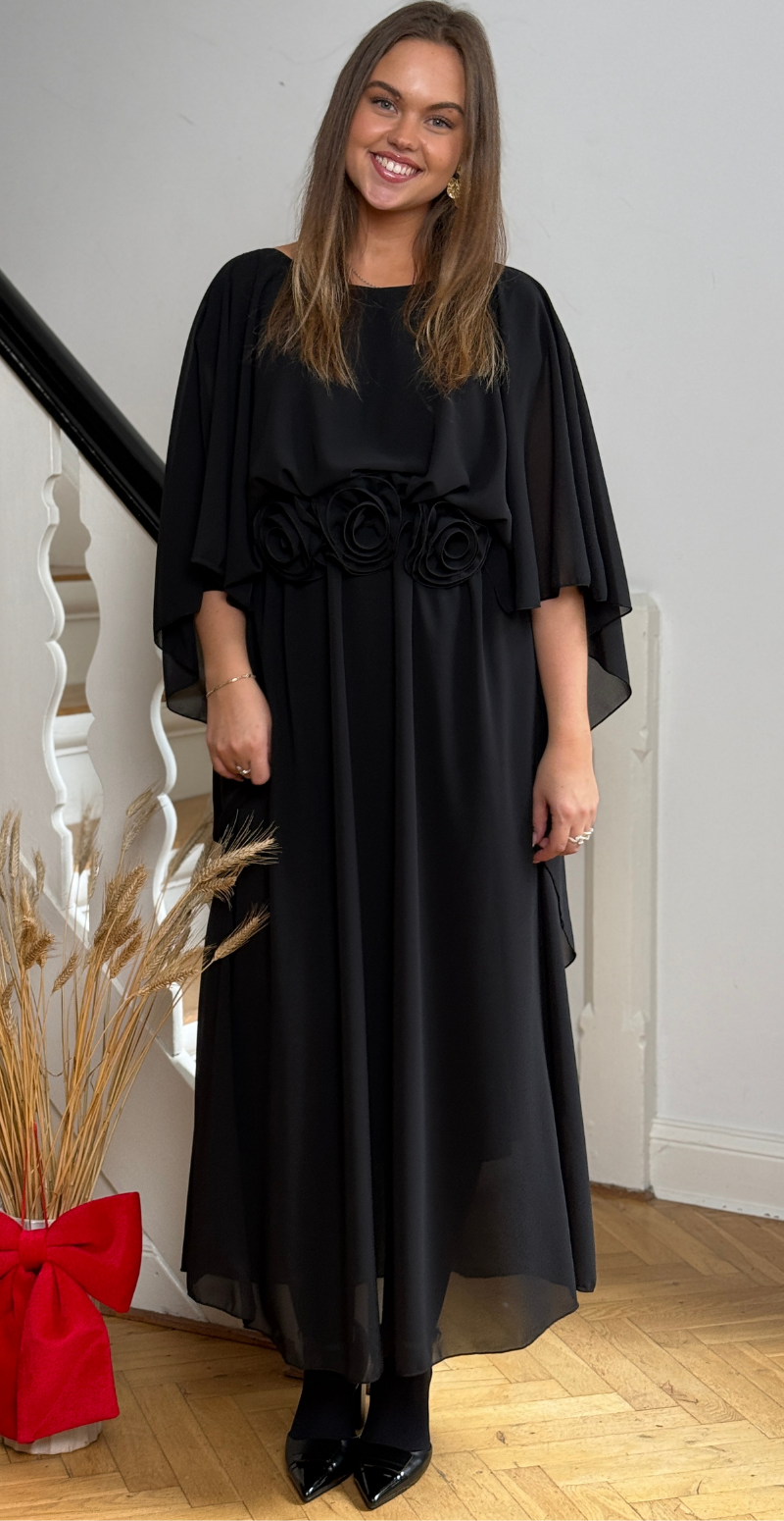 Forudbestil uge 45 Evelyn chiffon kjole med blomster sort LikeLondon