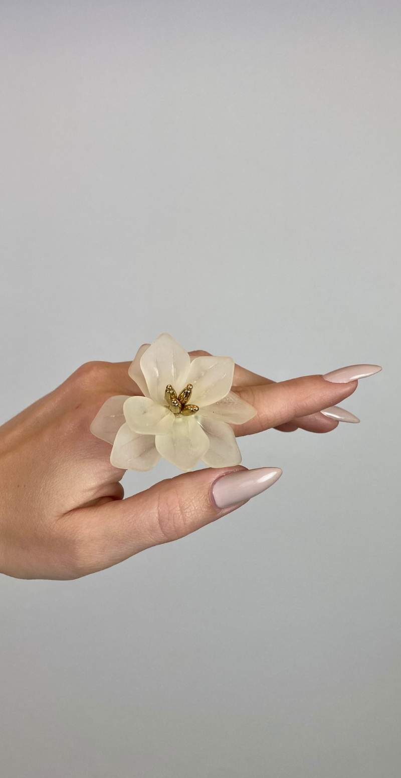 Ring med stor blomst cream Likelondon