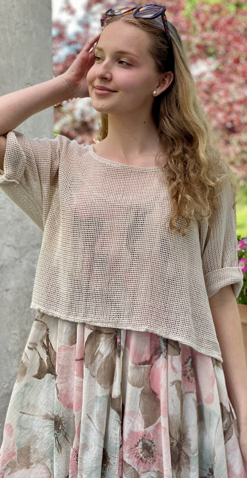 Ophelia kjole med blomsterprint og tynde stropper med tilhørende bluse beige LikeLondon
