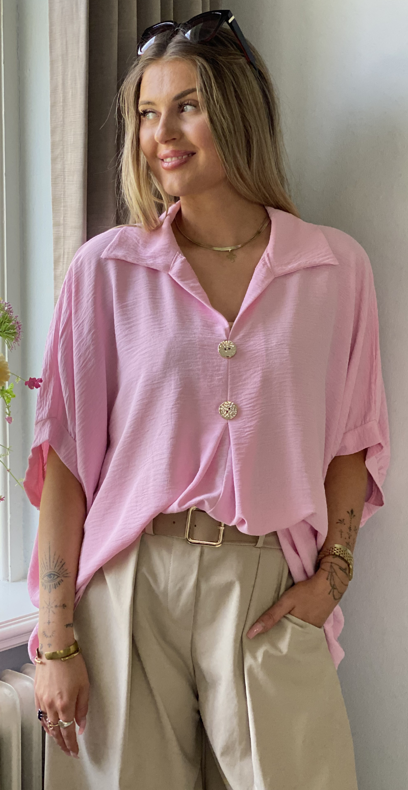 Lizzy bluse med krave og guldknapper pink LikeLondon