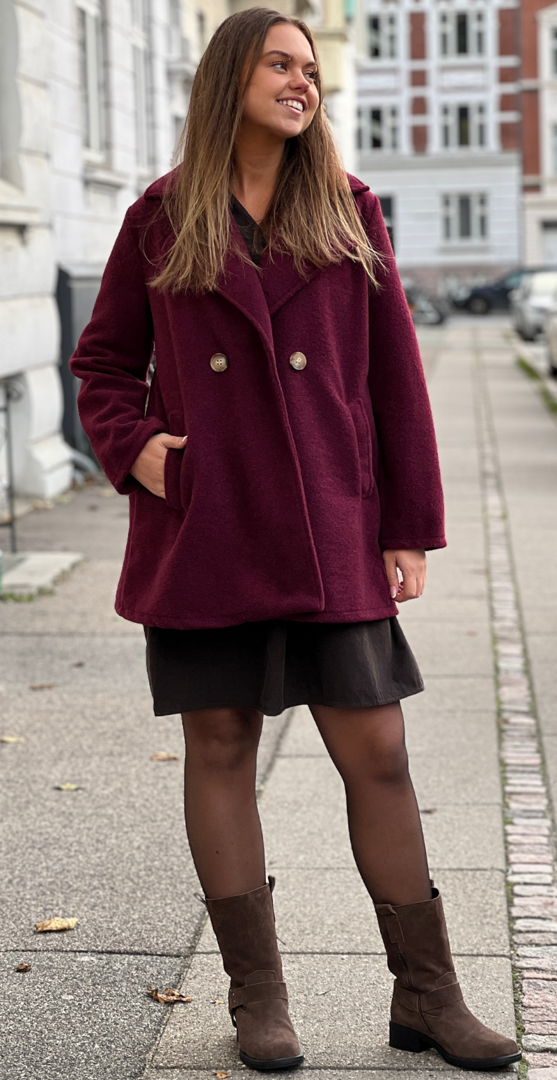 Yvonne klassisk kort jakke med lommer bordeaux LikeLondon