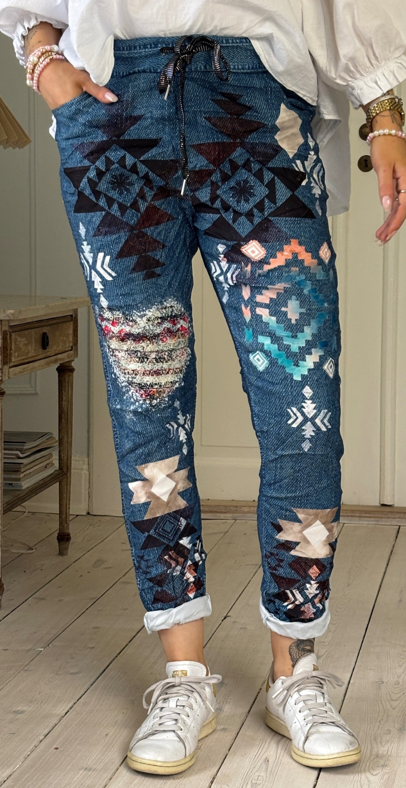 Sisse bukser i denimlook med grafisk print LikeLondon