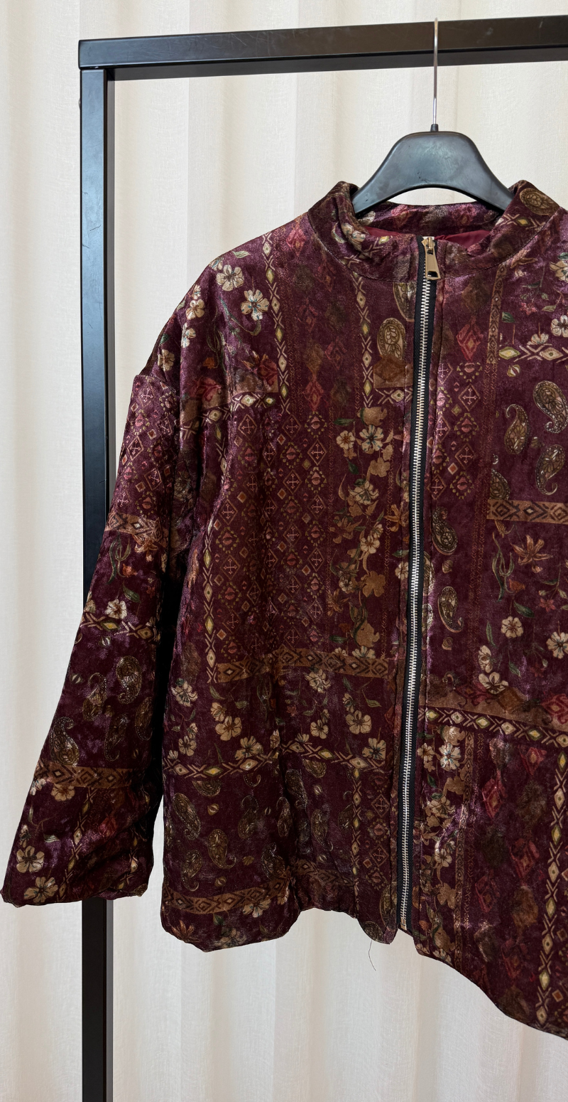 Sibylle jakke i velour med lynlås og blomsterprint bordeaux LikeLondon