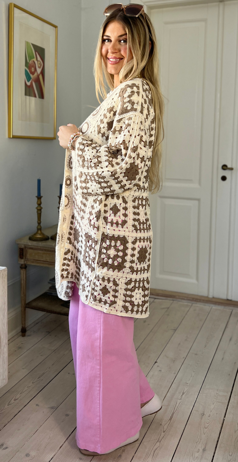 Mio mellemlang cardigan med hæklet firkanter sand LikeLondon