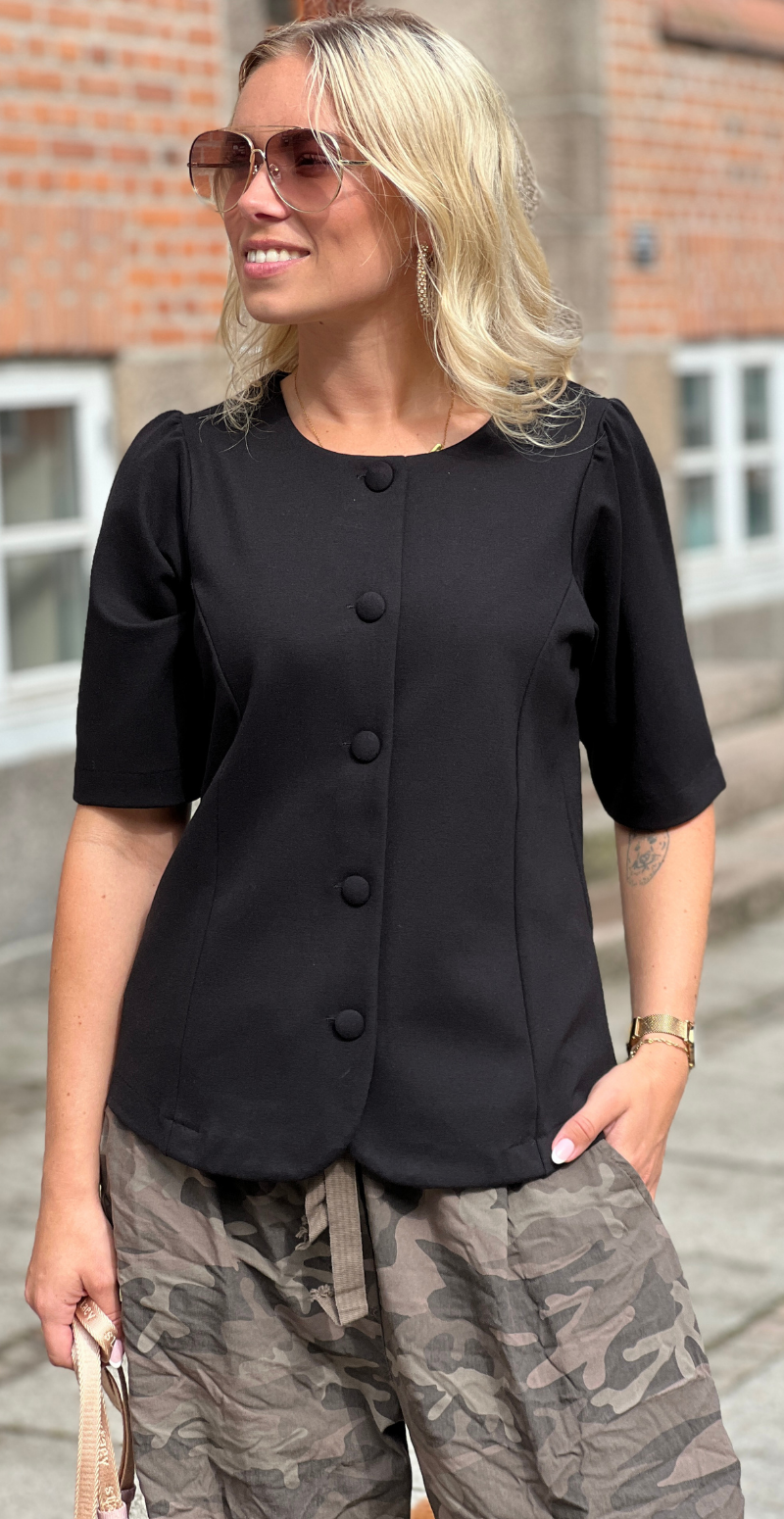 Esme figursyet bluse med betrukne knapper sort LikeLondon