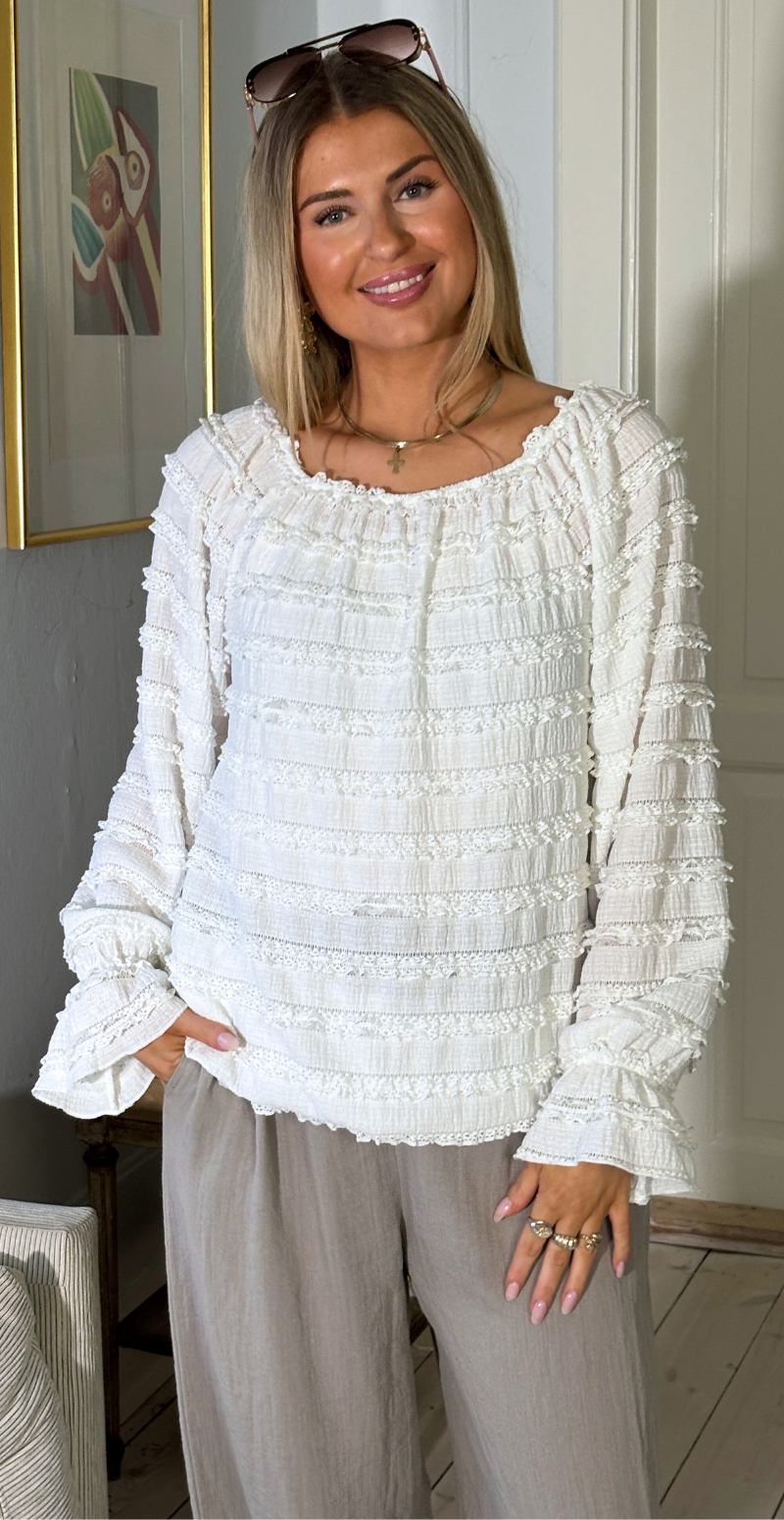 Forudbestil uge 7 Cosima bluse med bådudskæring og flæser hvid LikeLondon