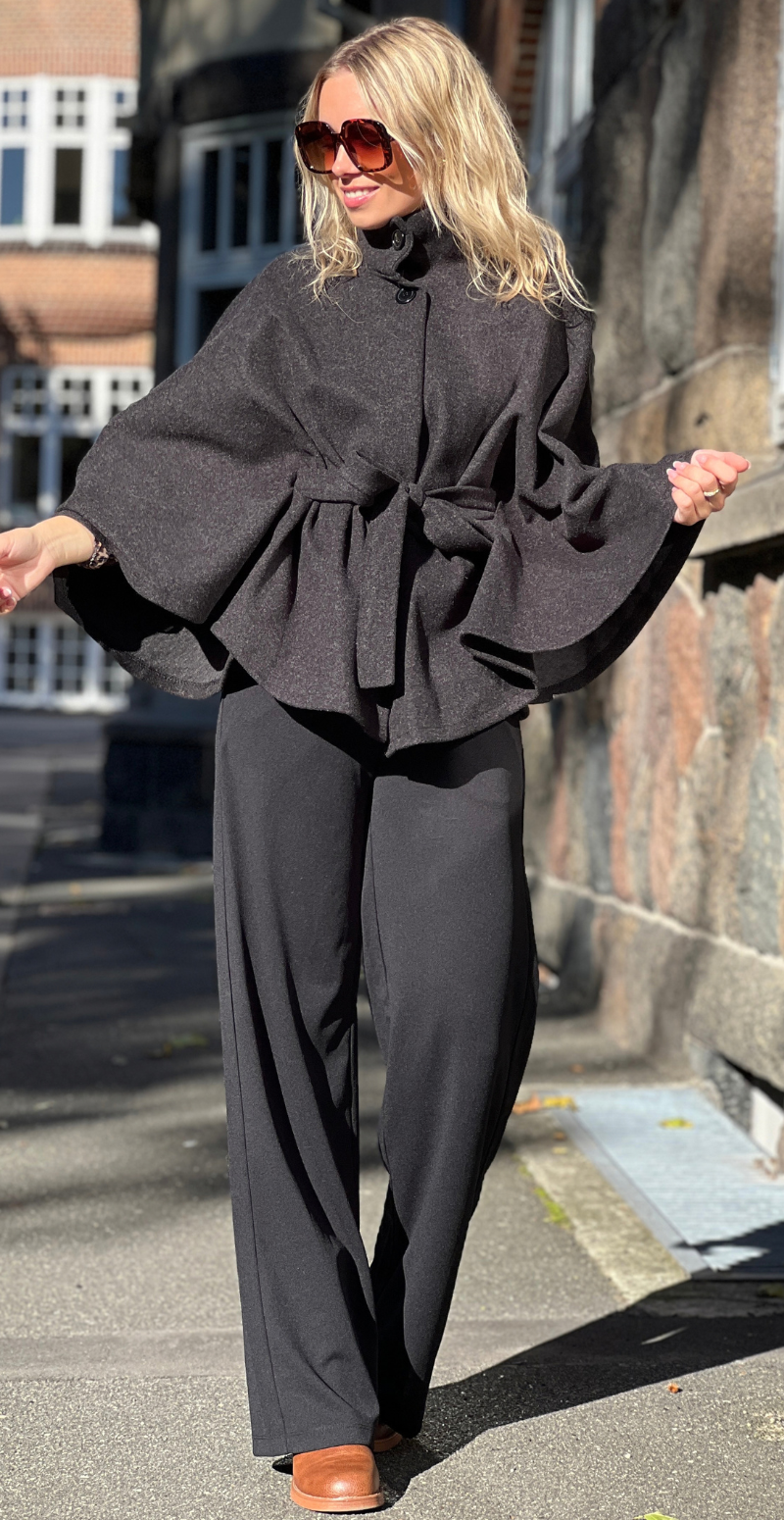 Antonella poncho med bindebånd sort LikeLondon