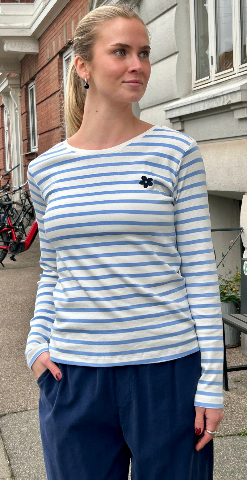 Famila bluse med striber og blomst off-white w. vista blue FreeQuent