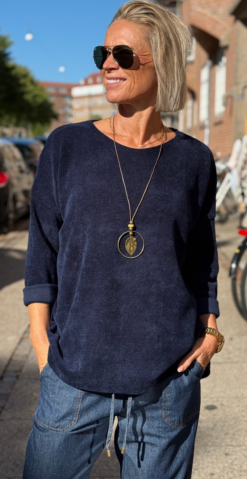 Maren bluse i velour og halskæde navy LikeLondon