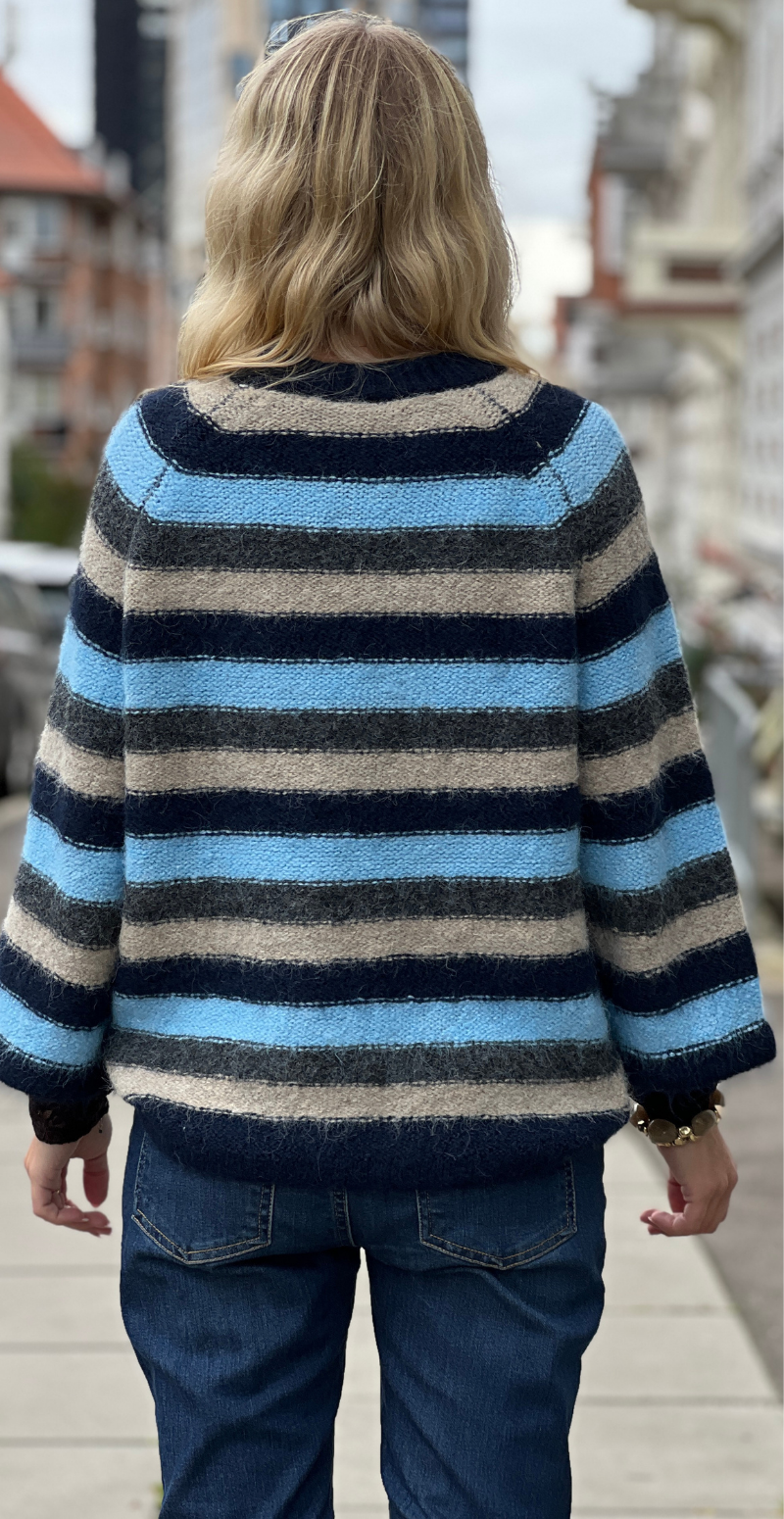 Bagfra billede af Lulu pullover med stribet mønster i blå, grå og beige fra LikeLondon.com
