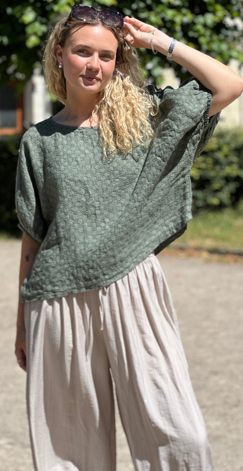 Jessica bluse med små broderede firkanter khaki LikeLondon